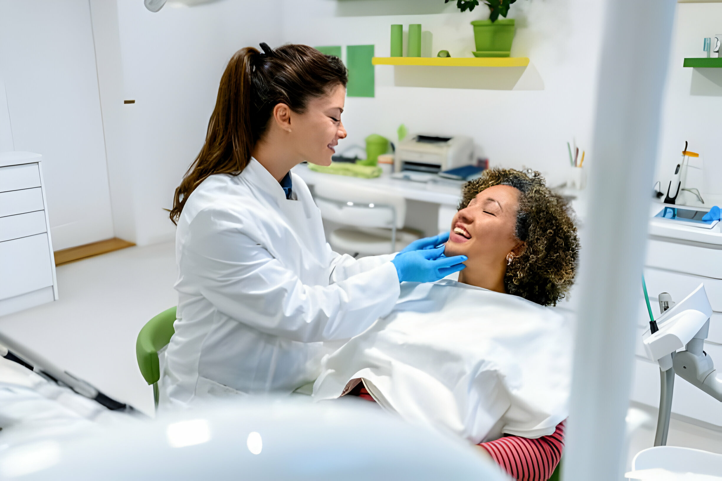 Dental Bonding vs. Veneers: Choosing Your Smile Upgrade_2